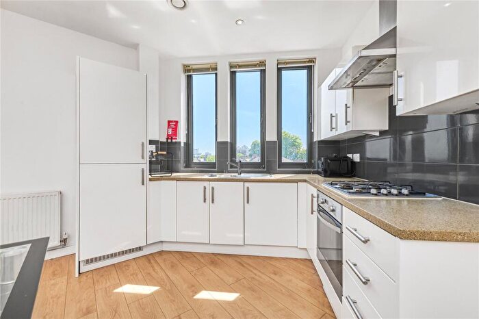 Flat To Rent In Lime Tree Court, Walworth Road, London, SE17