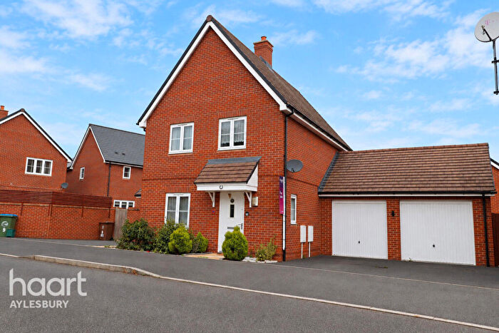 3 Bedroom Detached House For Sale In Darcy Close, Aylesbury, HP18