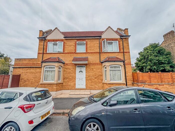 2 Bedroom Semi-Detached House For Sale In Murchison Road, London, E10
