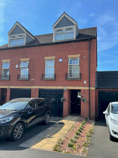 4 Bedroom Semi-Detached House To Rent In Lido Close, Nottingham, NG6