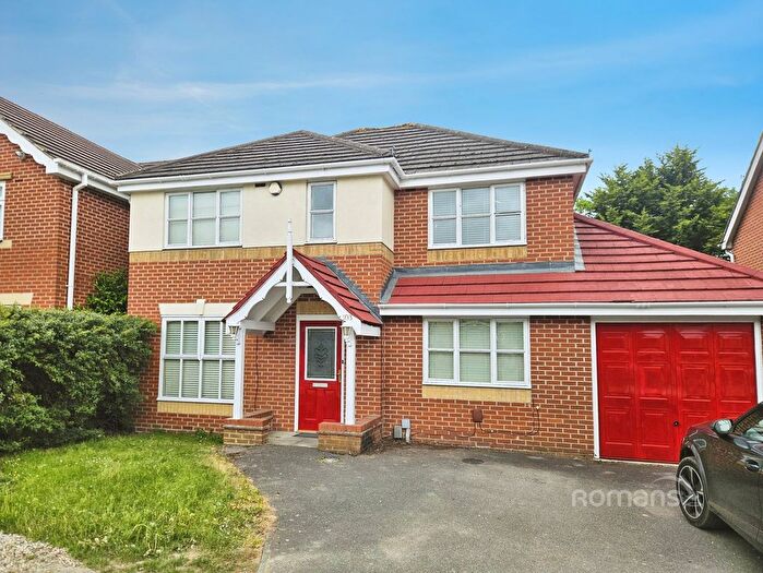 4 Bedroom Detached House To Rent In Hurworth Avenue, Langley, Slough, SL3