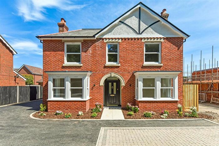 4 Bedroom Detached House For Sale In Brook Lane, Sarisbury Green, Southampton, SO31