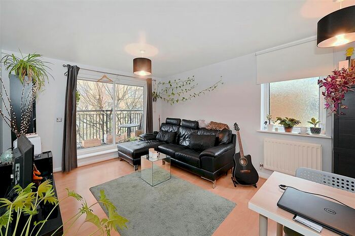 2 Bedroom Flat To Rent In Bridge Court, Newport Avenue, E14
