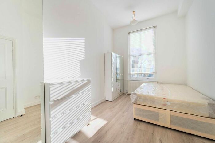 2 Bedroom Flat To Rent In Cambridge Gardens, Portobello, London, W10