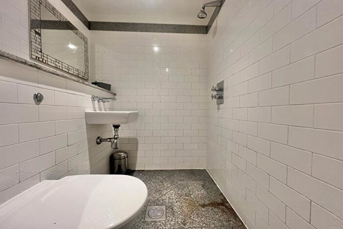 2 Bedroom Apartment To Rent In Oldham Road, M4