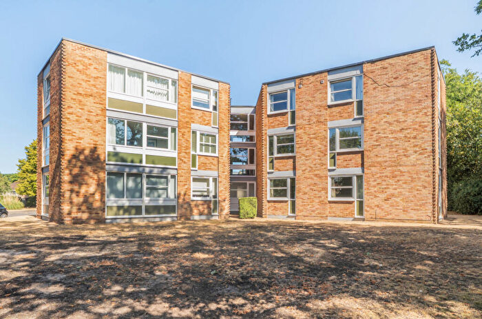 2 Bedroom Apartment For Sale In Heathside, Weybridge, Surrey, KT13
