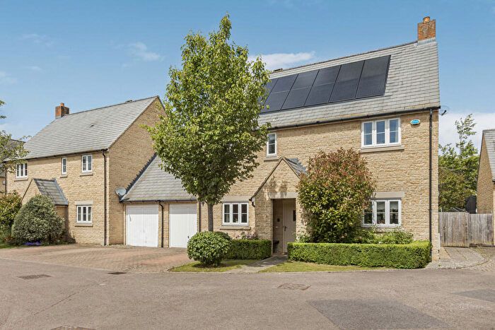 4 Bedroom Detached House For Sale In Pixey Close, Yarnton, OX5
