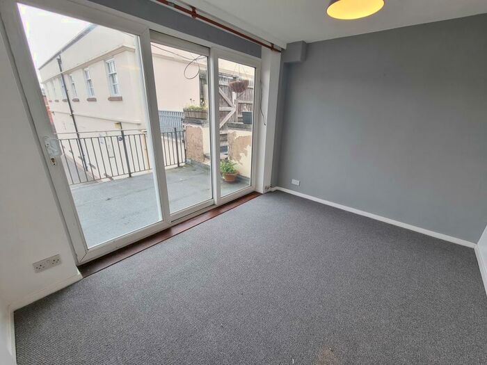 1 Bedroom Flat To Rent In The Square, Kenilworth, CV8