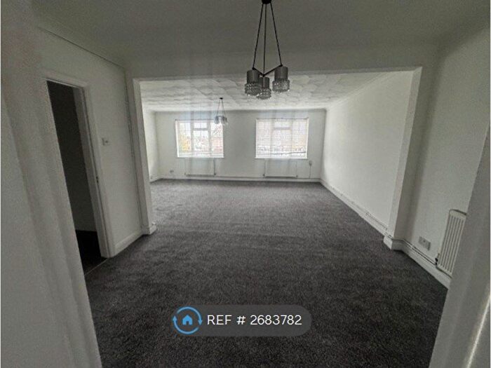 3 Bedroom Flat To Rent In Parrock Road, Gravesend, DA12