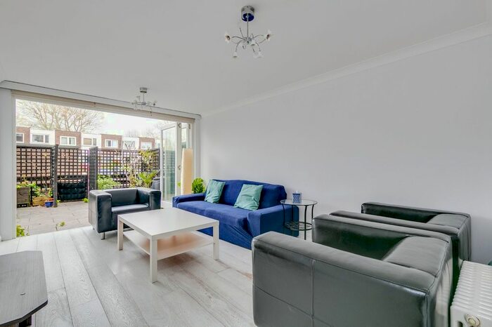 2 Bedroom Flat To Rent In Otho Court, Augustus Close, Brentford, Middlesex, TW8