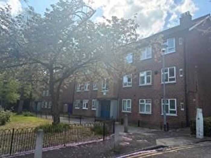 2 Bedroom Flat For Sale In Priestley Close, Hackney, London, N16