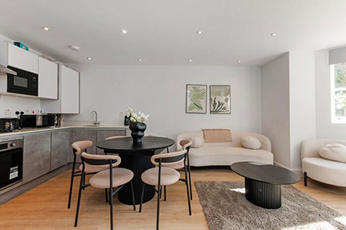 3 Bedroom Flat To Rent In Thurlow Park Road London, SE21
