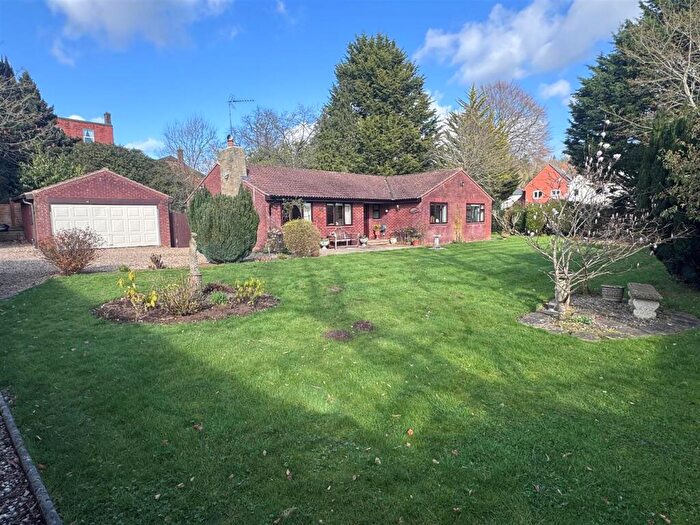 4 Bedroom Bungalow For Sale In Wash Water, Newbury, RG20