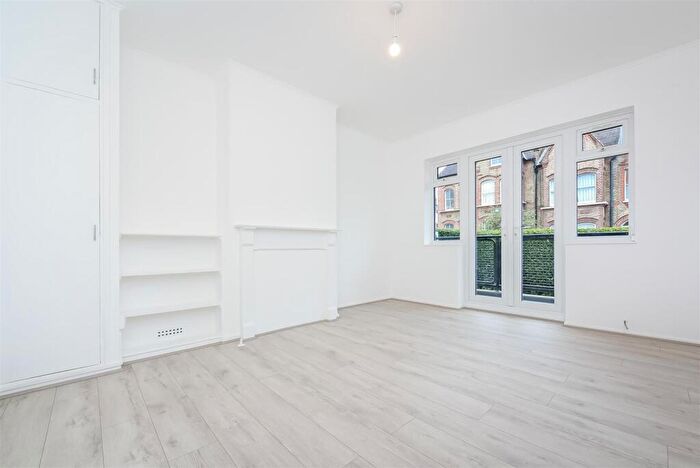 3 Bedroom Flat To Rent In Broomwood Road Battersea London, SW11