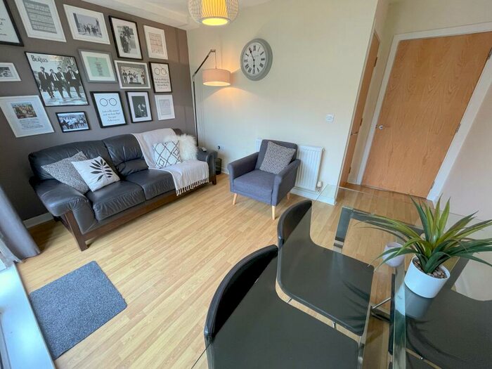 3 Bedroom Semi-Detached House To Rent In Golders Green, L7