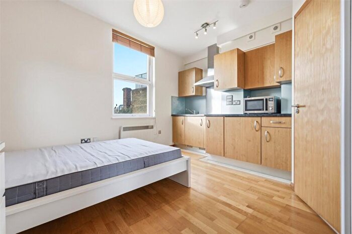 Apartment To Rent In Foulden Road, Stoke Newington, London, N16