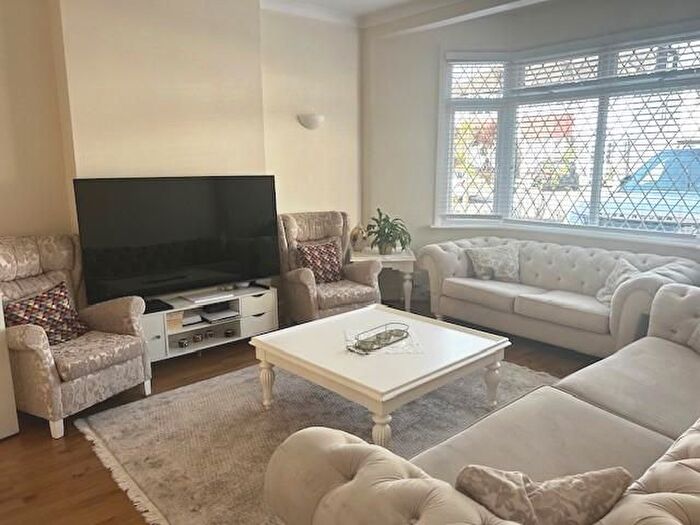 4 Bedroom Semi-Detached House To Rent In Burleigh Gardens, Southgate, N14