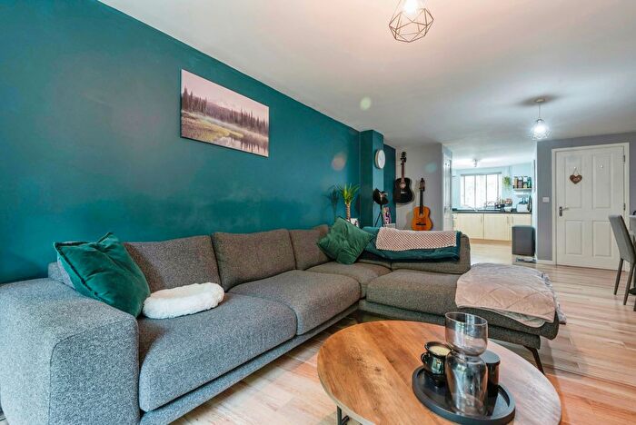 2 Bedroom Flat For Sale In Grove Road, Hitchin, Hertfordshire, SG4