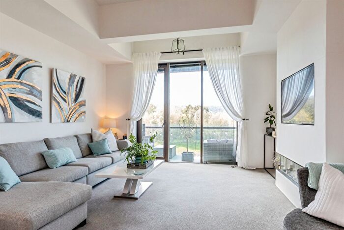 2 Bedroom Flat For Sale In Lake Shore Drive, Bristol, BS13
