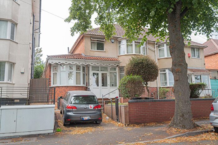 3 Bedroom Semi-detached House For Sale In Farcroft Avenue, Birmingham, B21