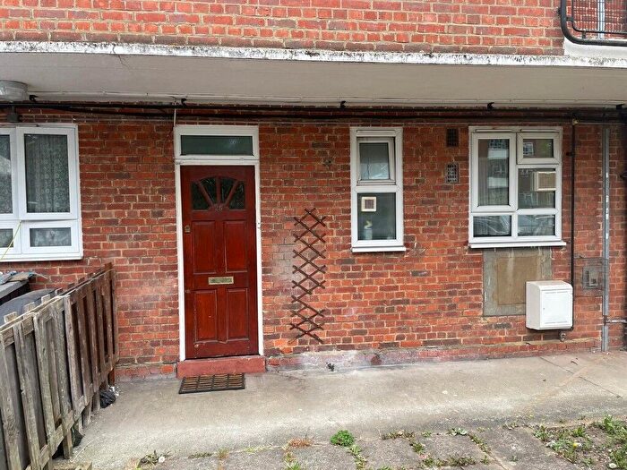 Studio To Rent In Aldrington Road, London, SW16