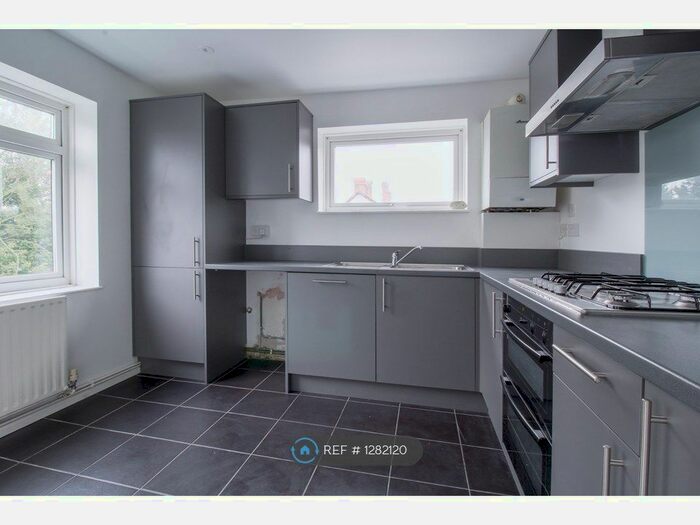 2 Bedroom Flat To Rent In South Ridge, Bromley BR2