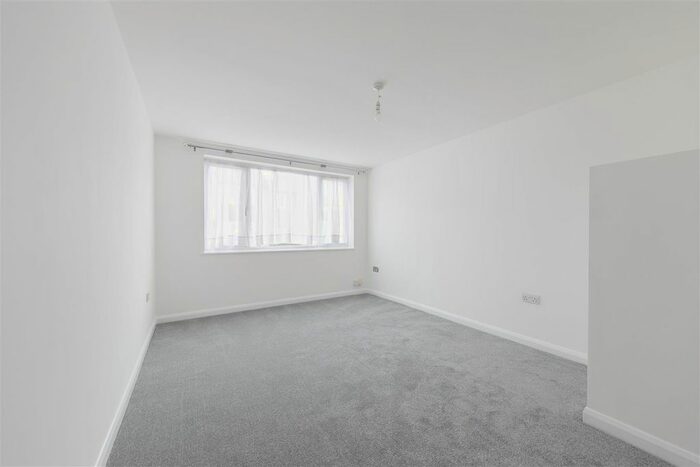 2 Bedroom Flat To Rent In Wood Street, London, E17