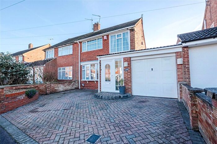 3 Bedroom Semi-Detached House For Sale In Buckwood Avenue, Dunstable, Bedfordshire, LU5