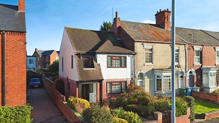 3 Bedroom End Of Terrace House For Sale In Large Garden & Garage, Sold With No Upward Chain On London Road, DN22