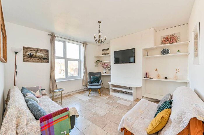 3 Bedroom Flat To Rent In Wandsworth Road, Clapham, London, SW8