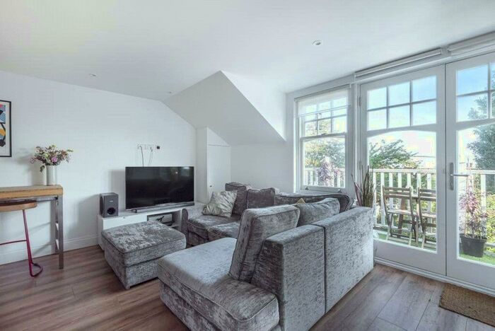 2 Bedroom Flat To Rent In Raglan House, Queens Avenue, Muswell Hill, N10