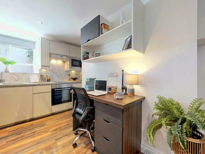 Apartment To Rent In Apt, Clarendon Road #, LS2