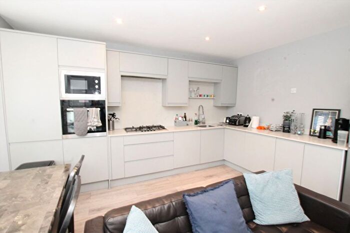 4 Bedroom Flat To Rent In Gap Road, Wimbledon, SW19