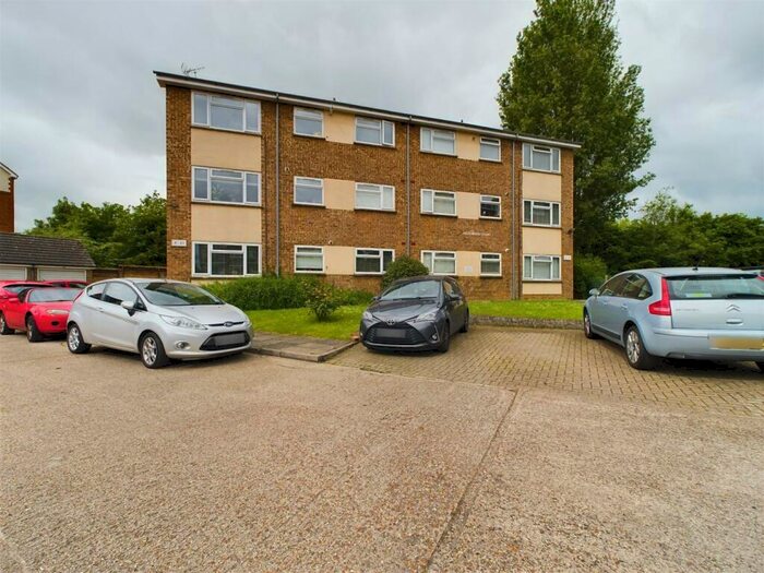 1 Bedroom Flat To Rent In Hazelwood Close, Hitchin, SG5