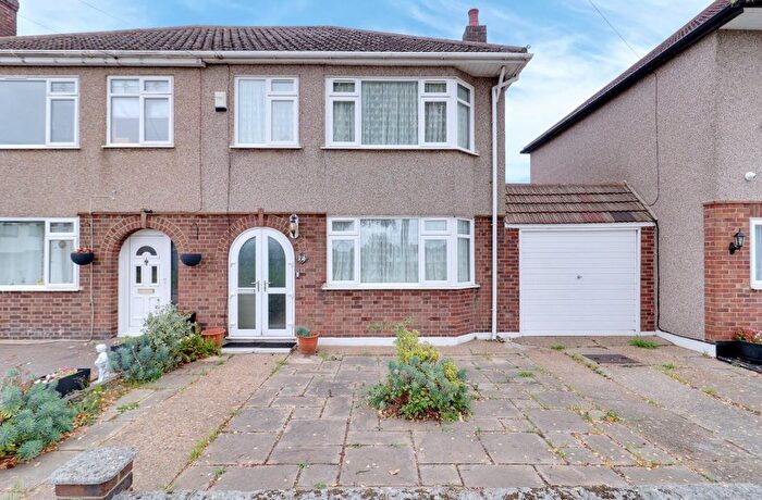 3 Bedroom Semi-Detached House For Sale In The Glen, Rainham, RM13