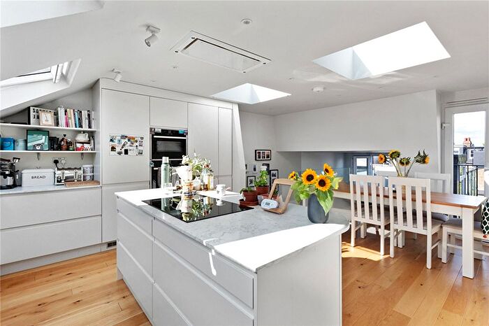 3 Bedroom Maisonette For Sale In Trevelyan Road, London, SW17