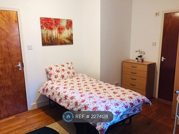 Studio To Rent In Green Lanes, London, N13