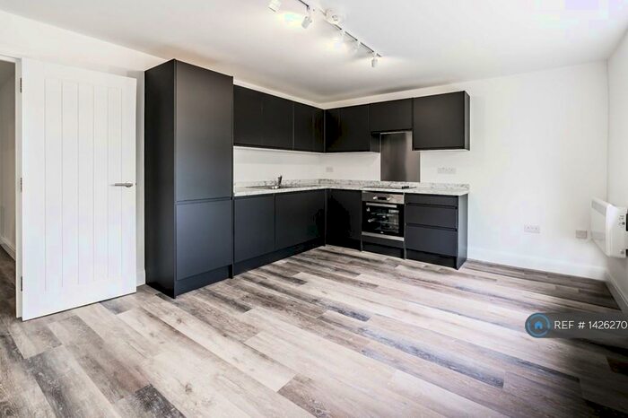 2 Bedroom Flat To Rent In South Lodge, Barnet, EN5