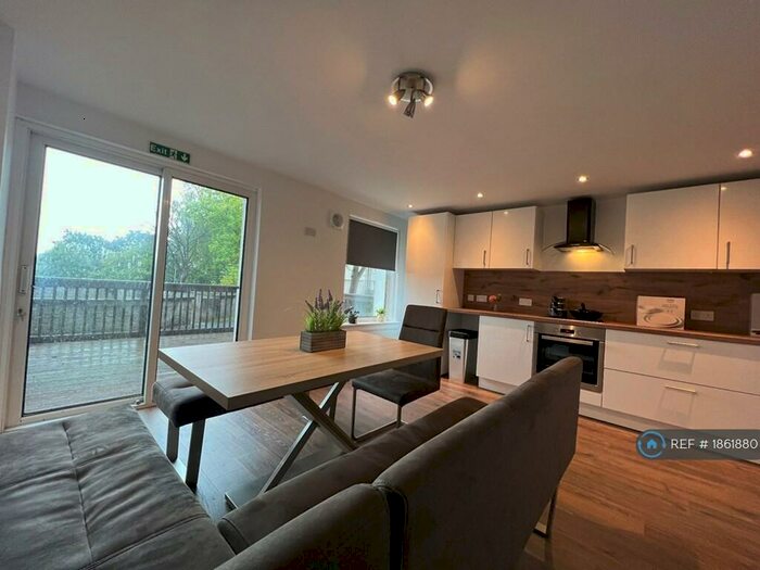 3 Bedroom Maisonette To Rent In Hmo Licensed Wyndford Road, Glasgow, G20