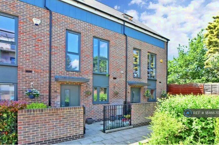 3 Bedroom End Of Terrace House To Rent In Apple Tree Lane, Rainham, RM13