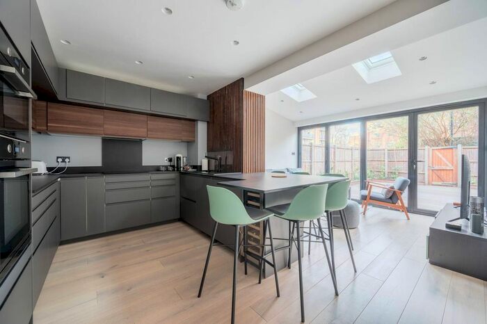 3 Bedroom Maisonette To Rent In Ecclesbourne Road, Islington, London, N1