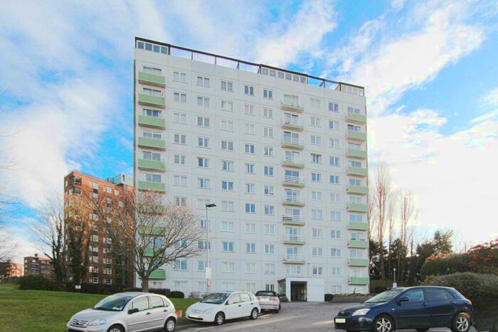 2 Bedroom Flat To Rent In Lakeside, Eaton Drive, KT2