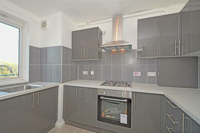 2 Bedroom Maisonette To Rent In Queensbridge Road, E2