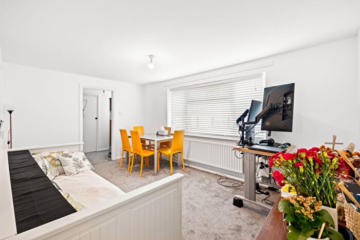 1 Bedroom Flat For Sale In Ref: Gk - The Range, Bramley, GU5