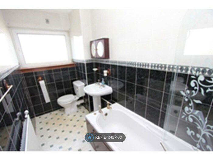 2 Bedroom Flat To Rent In Arnprior Quadrant, Glasgow, G45