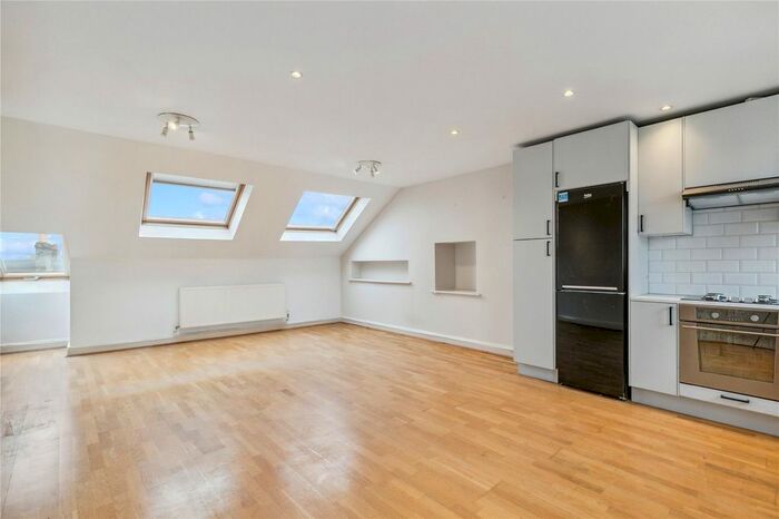 3 Bedroom Flat To Rent In Geraldine Road, London, SW18