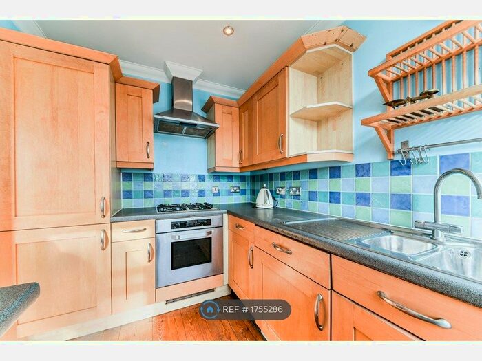 2 Bedroom Flat To Rent In Bow Road, London, E3