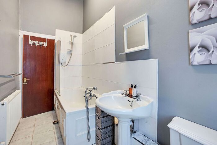 2 Bedroom Flat For Sale In Moss Road, Tillicoultry, FK13