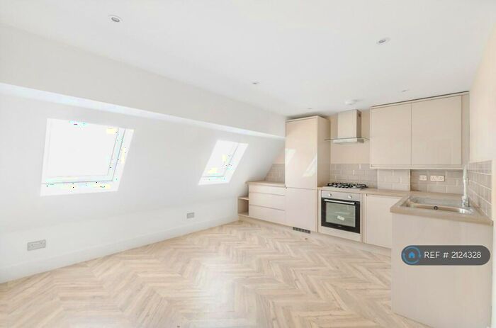 2 Bedroom Flat To Rent In Buckingham Place, High Wycombe, HP13