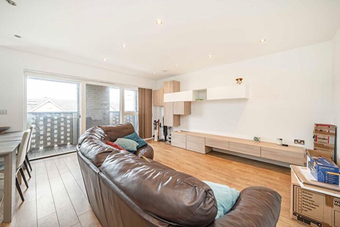 2 Bedroom Flat To Rent In Bedford Road, Clapham, SW4